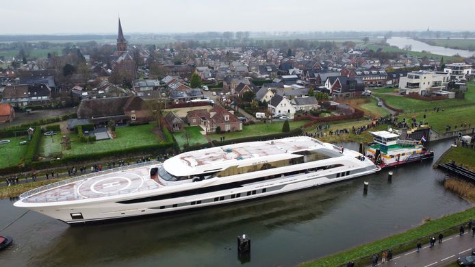 Het in Oss gebouwde jacht Galactica passeert de sluis bij Macharen.