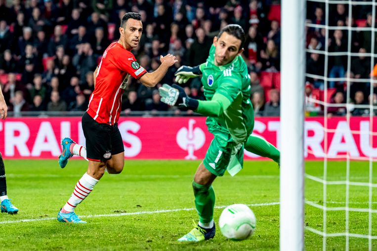 Eran Zahavi scoort de 4-4 voor PSV. Beeld Pro Shots / Marcel van Dorst