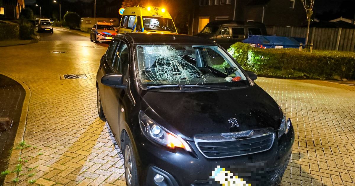 Scooterrijder gewond naar het ziekenhuis na harde botsing met auto in Voorst.