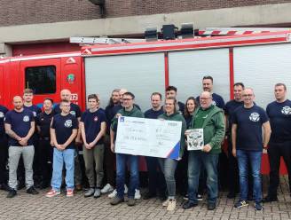 Fire Crew Hertals overhandigt cheque aan VOC Neteland na spaghettidag