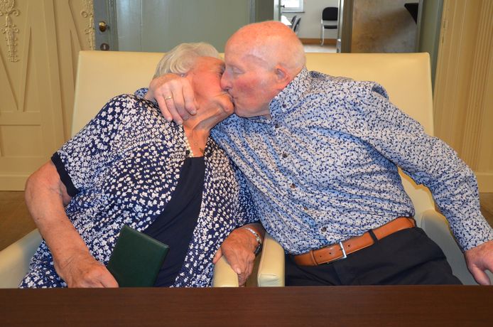 Celina Van Laethem (92) en Antoine Beeckmans (86) treden na 42 jaar in het huwelijksbootje in het oud-stadhuis van Ninove.