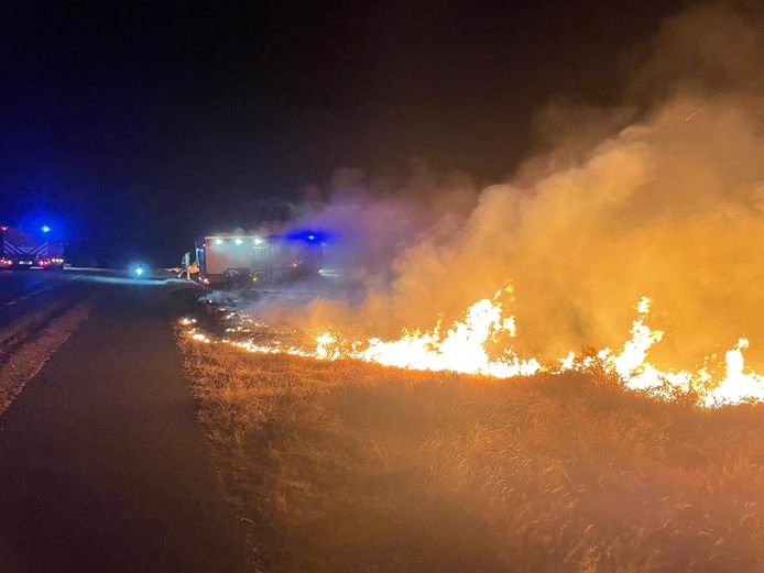 Brandweer blust heidebrand aan de Aardhuisweg bij Uddel.