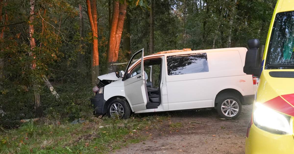 Busje rijdt tegen boom in Liessel: traumahelikopter komt ter plaatse
