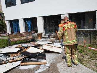 Bouwafval vat vuur aan nieuwbouw naast ACV-gebouw: brand snel onder controle