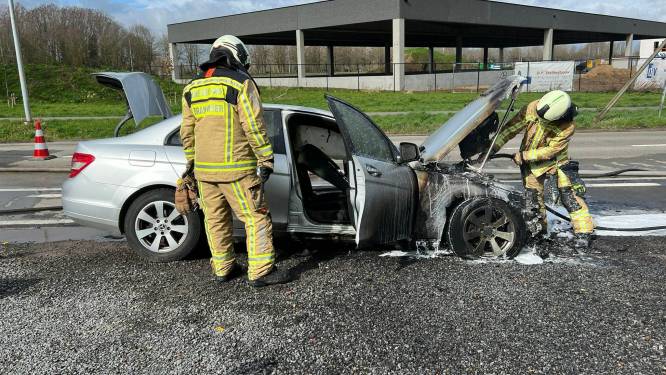 Bestuurder kan brandend voertuig nog net op tijd op kant zetten 