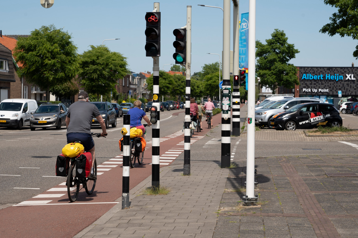 Hier mag je wél rechtsaf door rood fietsen - maar dat doet bijna ...