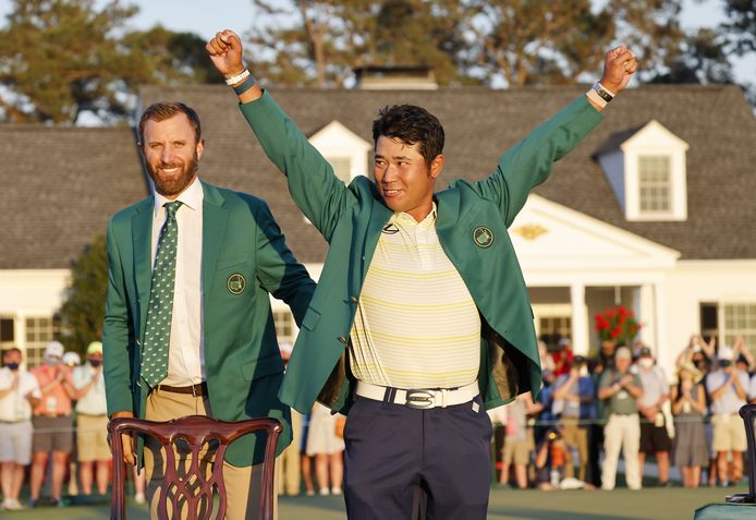 Hideki Matsuyama heeft het groene jasje ontvangen uit de handen van Dustin Johnson.