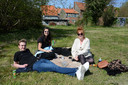 Aggiano, Yana en Shalina brachten zondag een bezoek aan Doel en hielden er dan maar meteen een gezellige picknick.