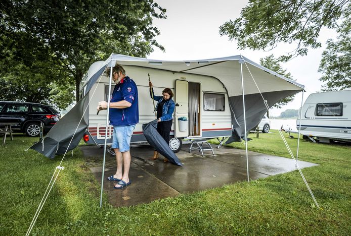 Een camping wordt opgebroken.