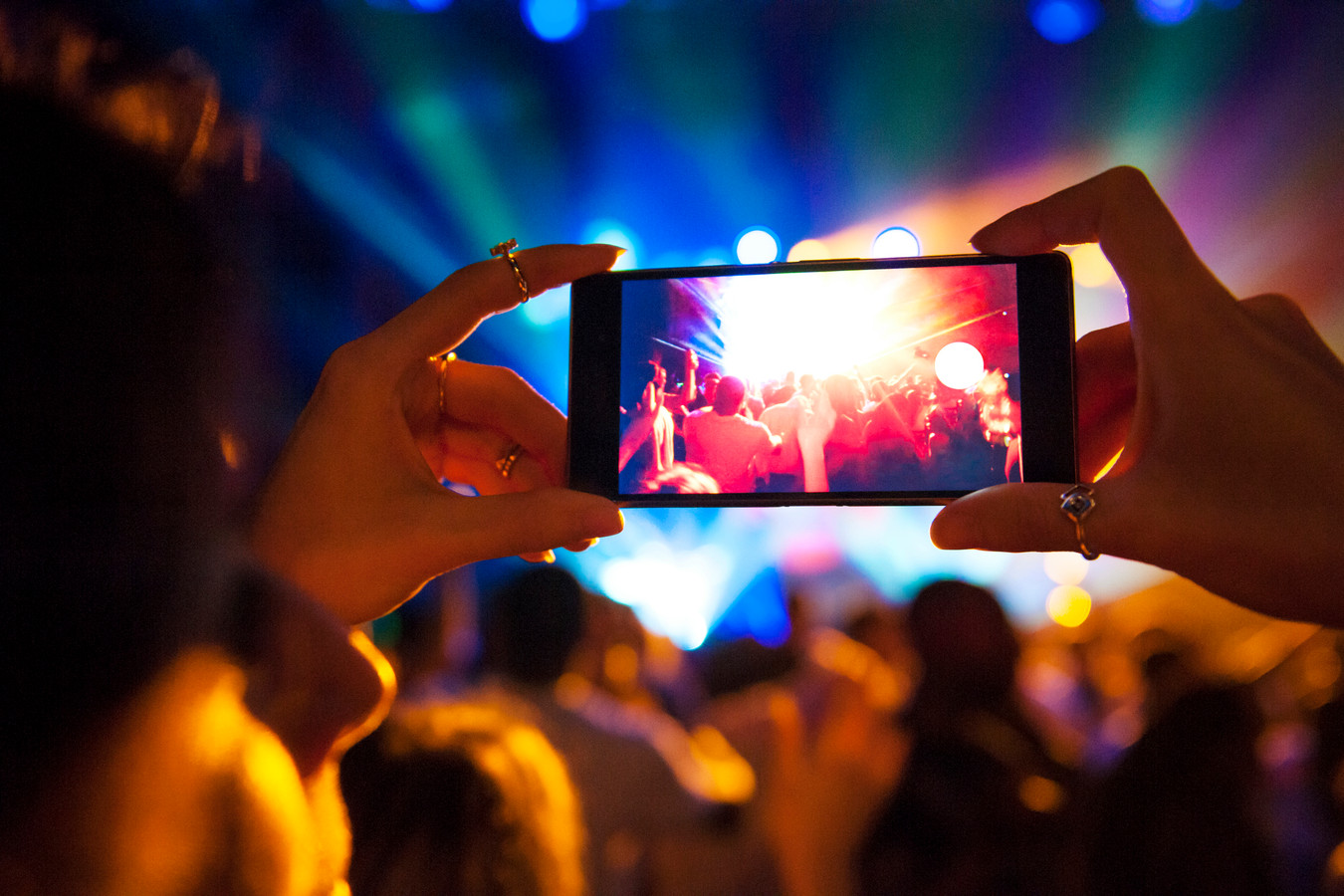 Sticker over camera: dit feest in Enschede verbiedt bezoekers om foto’s ...