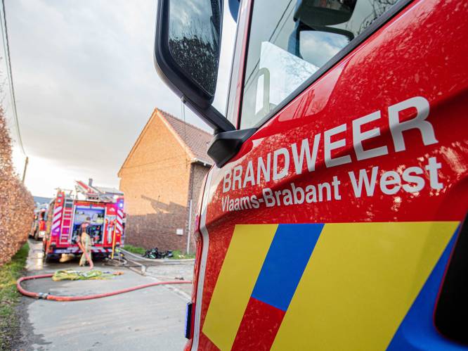 Bijgebouw woning beschadigd na brand