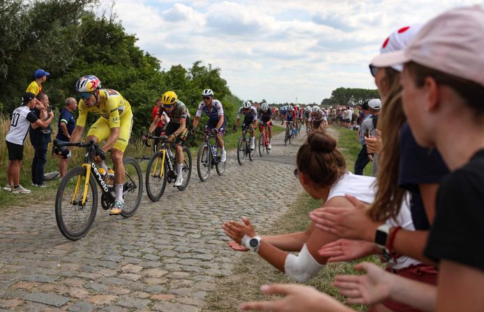 Wout van Aert in de gele trui, met in zijn wiel ploeggenoot Jonas Vingegaard.