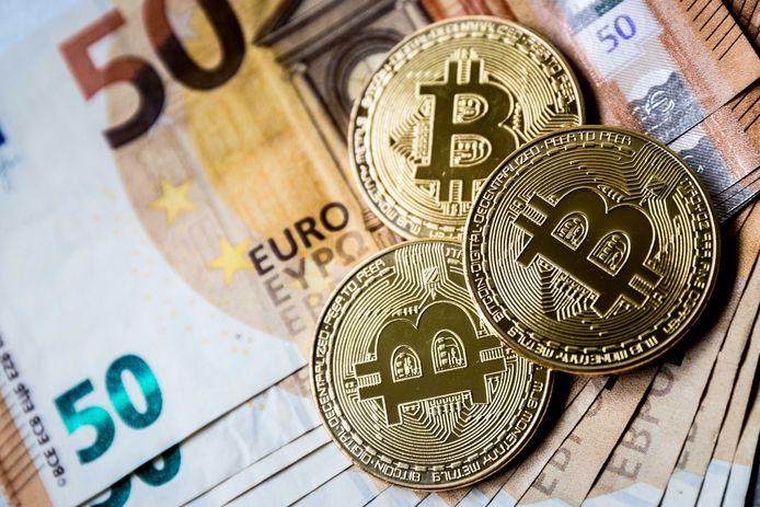 De euro en Bitcoin. Veel mensen zien de digitale munt als investering terwijl economen waarschuwen voor een bubbel.