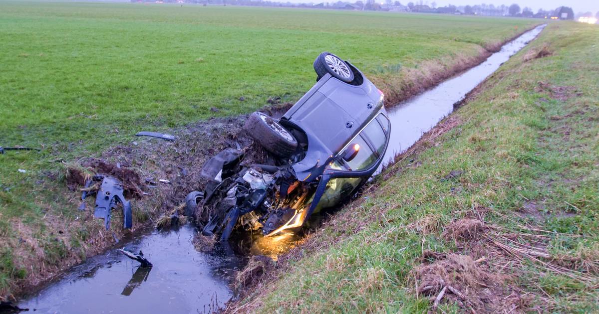 Auto op de kop in de sloot na botsing op de A28 bij Putten.