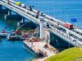 Vrijdagmiddag waren de voorbereidingen voor de sluiting van de Haringvlietbrug al in volle gang. De brug gaat acht weken dicht voor de vervanging van het beweegbare deel.