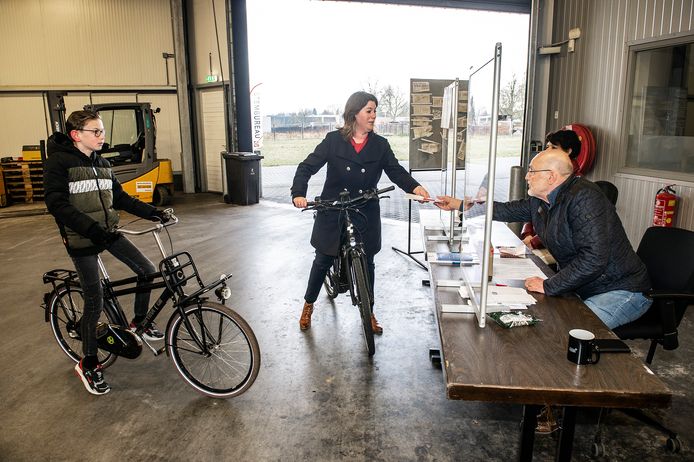 De Zundertse burgemeester Joyce Vermue brengt haar stem uit op de fiets met kinderburgemeester Max Gommers.