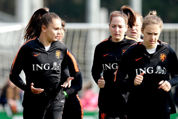 Lieke Martens (l) en Vivianne Miedema (r) bij de training van Oranje