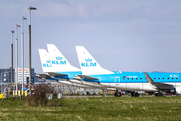 Vliegtuigen van KLM staan aan de grond op Schiphol. KLM bouwt haar Europese netwerk verder af, nu de maatschappij vanwege het nieuwe coronavirus steeds minder passagiers verwelkomt