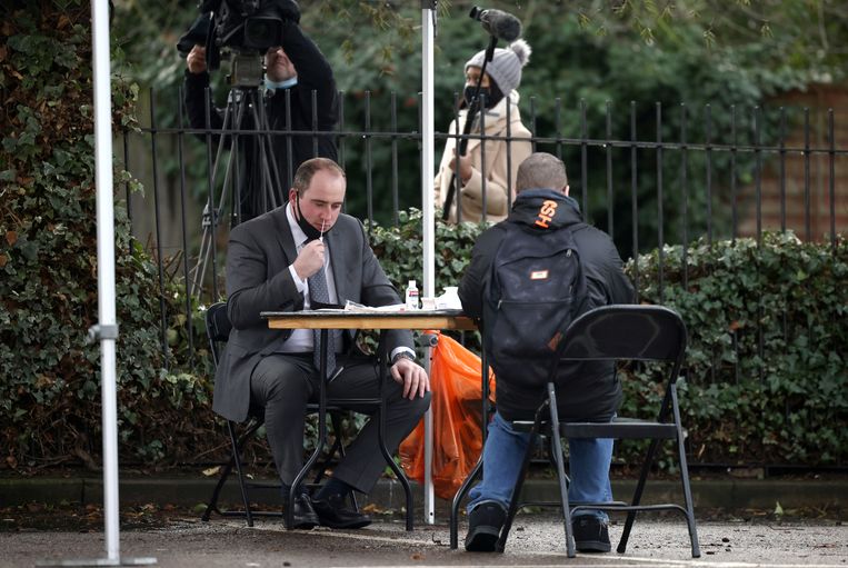 De zelftest is in Engeland al een stuk gebruikelijker dan in België. Deze man checkte zichzelf begin februari in Londen, nadat een nieuwe, hoogbesmettelijke variant was opgedoken. Beeld REUTERS