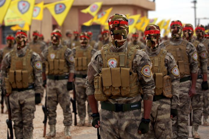 Arabische en Koerdische strijders tijdens een ceremonie in de regio Qamishli. Zij merken op het terrein dat IS aan een comeback bezig is.