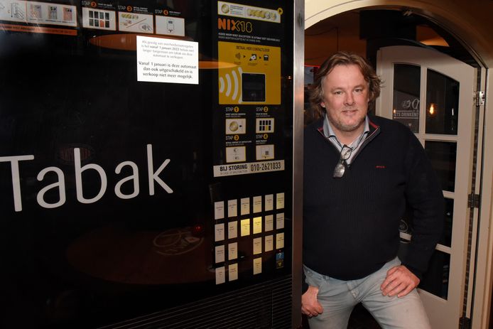 Pike Uittenbogaard bij de sigaretten automaat in zijn Cafe De Pompier.