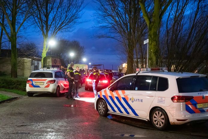 ,,Binnen de kortste keren stonden er twintig politieauto's”, zegt een bewoner.