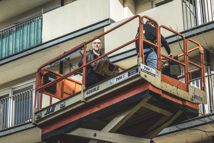 Wim Claeys treedt op op een hoogtewerker op het Centrumplein in Gent