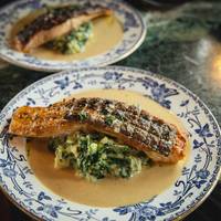 Een tip van chef Sam D’Huyvetter: krokant gebakken zalm met spinaziepuree en mosterdsaus