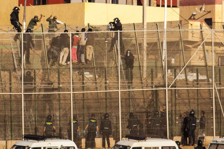 Migranten proberen de grens tussen Marokko en Spanje over te steken bij Melilla, een Spaanse exclave aan de Middellandse Zee. Beeld afp