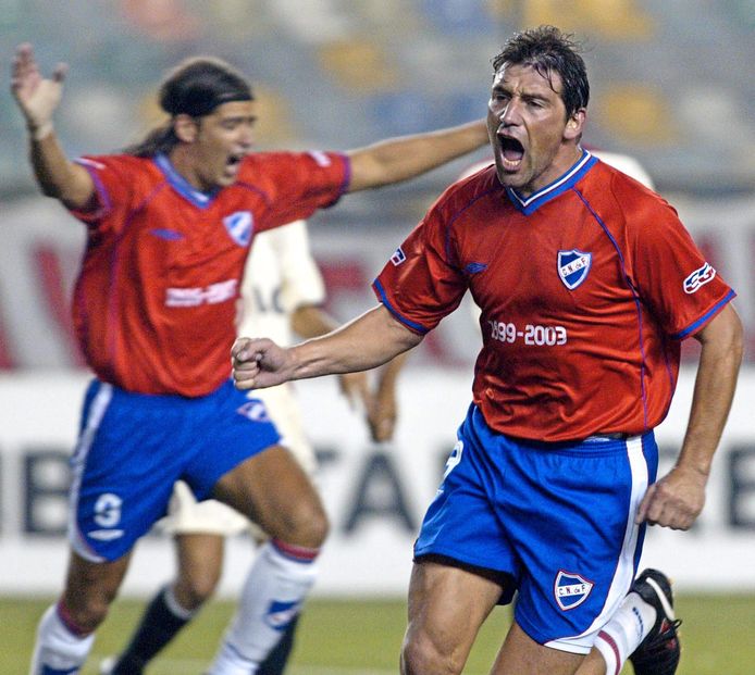 Fabian O'Neill als speler van Nacional in 2003, een van zijn laatste wedstrijden als profvoetballer.