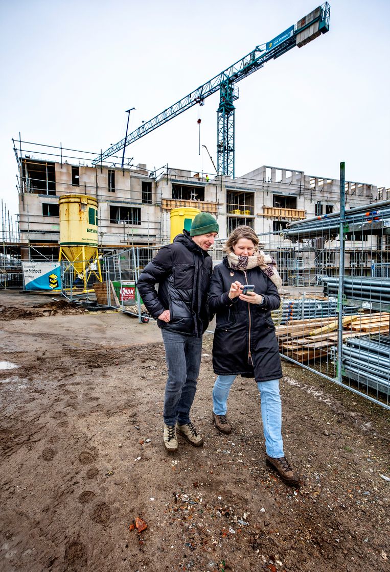 Een stel bekijkt zijn nieuwbouwwoning in Utrecht. Beeld Raymond Rutting / de Volkskrant