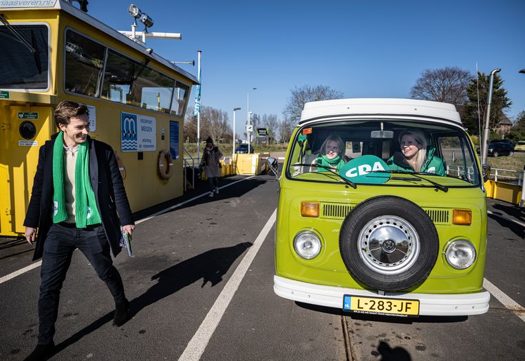 De campagnebus rijdt de veerpont op, links CDA’er Joris Steenkamp. Beeld Koen Verheijden