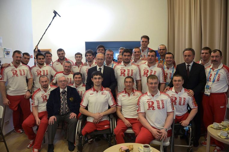 Poetin met het Russische paralympische team in 2014.  Beeld REUTERS