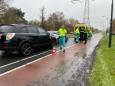 Kop-staartbotsing tussen twee auto’s in Uden, bestuurders naar het ziekenhuis