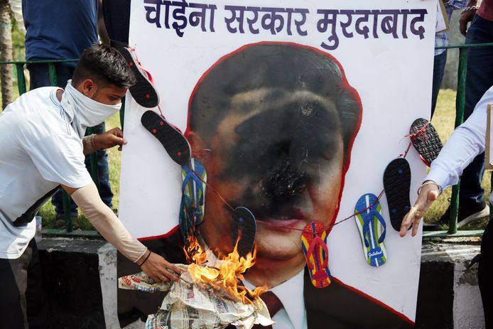 Leden van de  Bharatiya Janta Party's (BJP) verbranden een foto van de Chinese leider Xi Jinping.