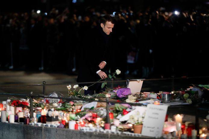Archiefbeeld - De Franse president Emmanuel Macron legt een bloem neer tijdens een herdenkingsmoment na de aanslag op de kerstmarkt in Straatsburg.