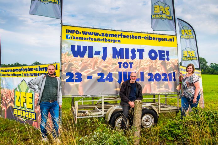 Martijn te Hoonte, Johan Koeslag en Renske Maarschalkerweerd op een leeg zomerfeestterrein in Eibergen. Het programma voor 2021 is al rond.