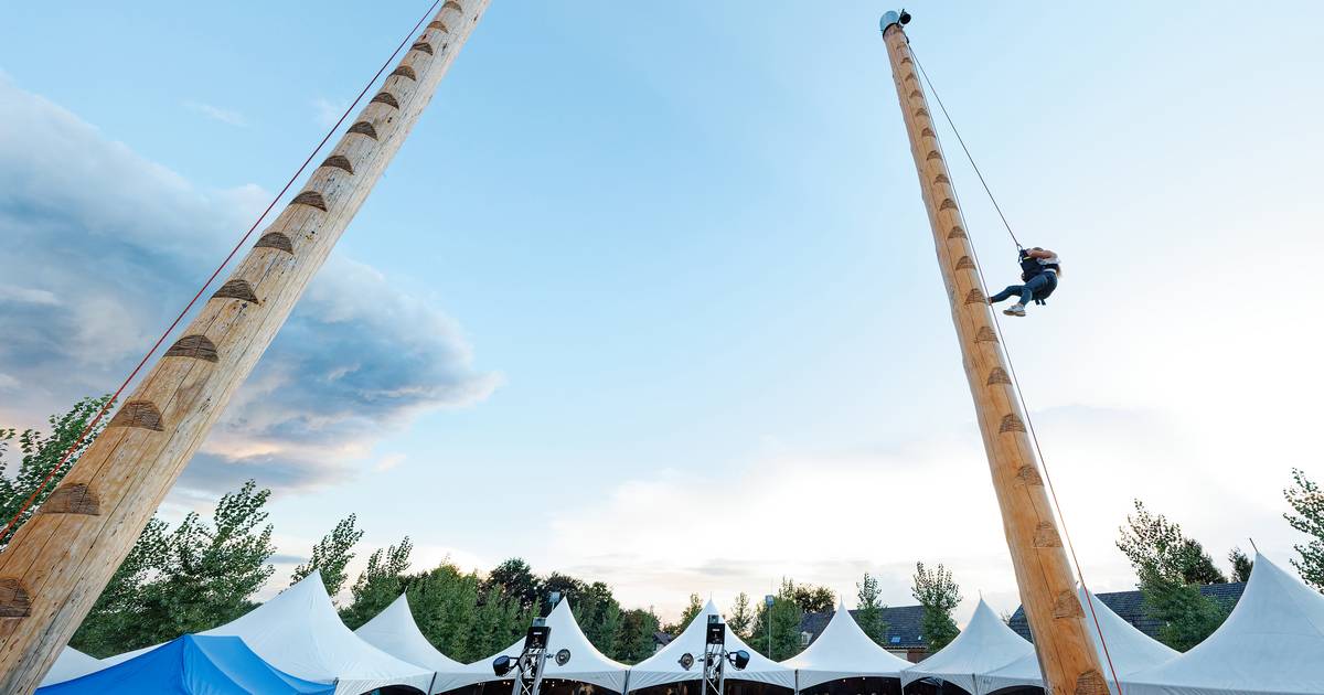 'Hoogtevrees? Gewoon voor je uit blijven kijken', dat is het devies bij het WK paalklimmen in Wijbos