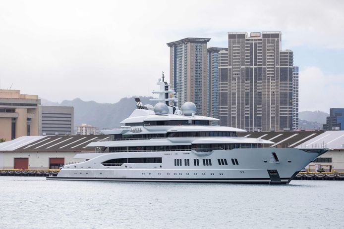 Het superjacht Amadea van de gesanctioneerde Russische oligarch Suleiman Kerimov in de haven van Honolulu, Hawaï.