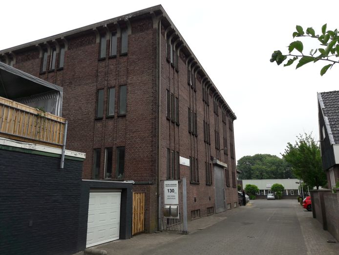 Het pakhuis, gezien vanaf de Broekhovenseweg.