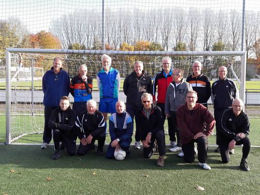 Het walking football-team van GVV'63 in Gameren. Linksvooraan buurtsportcoach Nick Linnenbank.