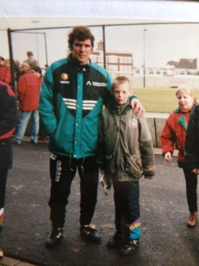 Van Hanegem tijdens de training van Feyenoord met de jonge sportverslaggever Arjan Schouten aan zijn zij