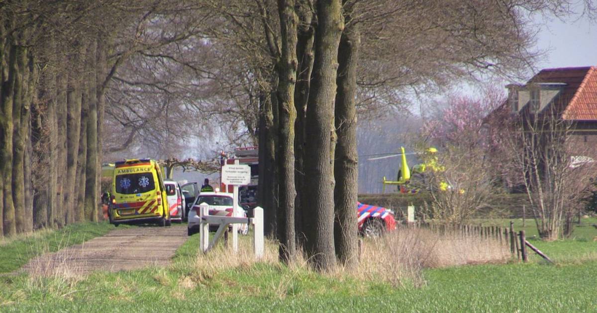 Dode bij ernstig ongeluk: auto botst tegen schuur bij boerderij.