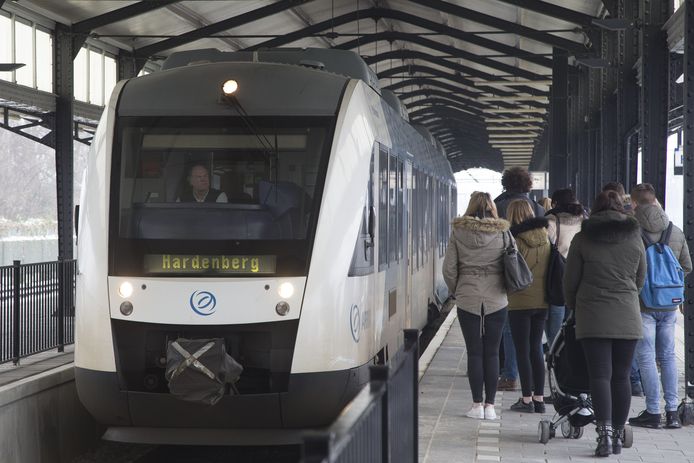 ALMELO - Reizigers vertellen over de trein op de lijn Almelo - Hardenberg.