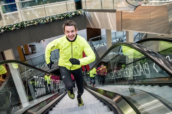 Een beeld van de Urban Trail 2017 in Eindhoven toen de deelnemers over de trappen van de Piazza liepen.