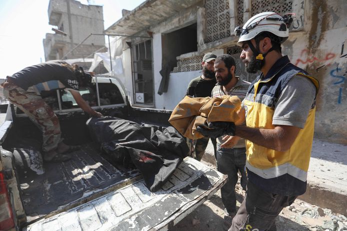 Witte helmen halen het lichaam van een vrouw en haar pasgeboren zoontje weg na luchtaanvallen op de stad Kafriya.