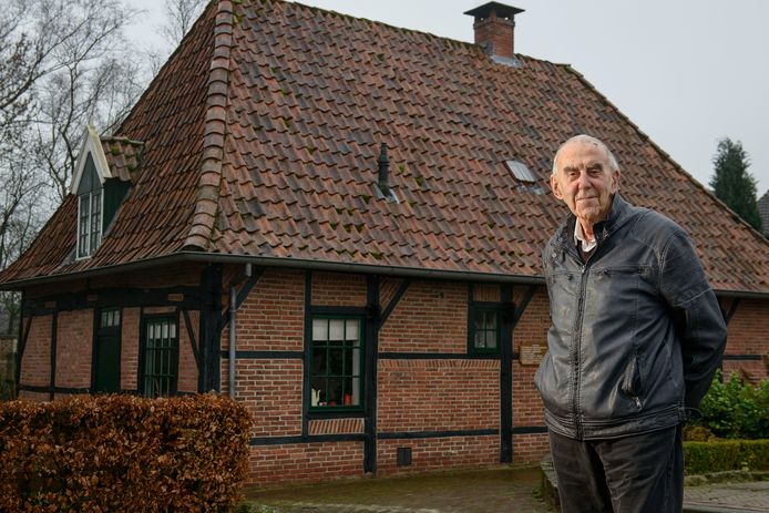 Nadat Henk Eweg in 1967 zijn intrek had genomen in het Molenhuisje werd zijn belangstelling gewekt voor de Commanderie en haar bewoners. In 2015 publiceerde hij een indrukwekkend naslagwerk over de geschiedenis van de Commanderie.