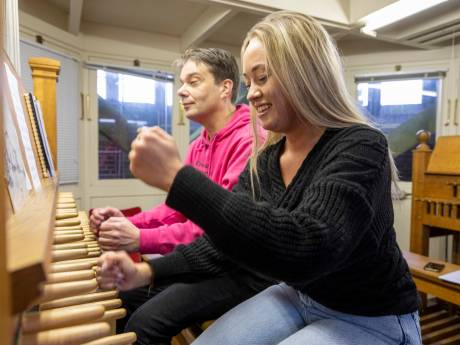 Verslaggever Danique gaat mee met een beiaardier voor een concert op grote hoogte