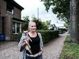 Ilona van Leeuwen, met hondje Hope in haar armen, heeft veel last van de eikenbomen in haar straat.