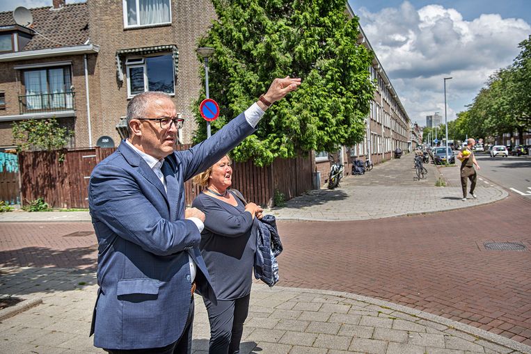 Burgemeester Aboutaleb ergert zich aan een lawaaiige Mercedes. Beeld Guus Dubbelman / de Volkskrant